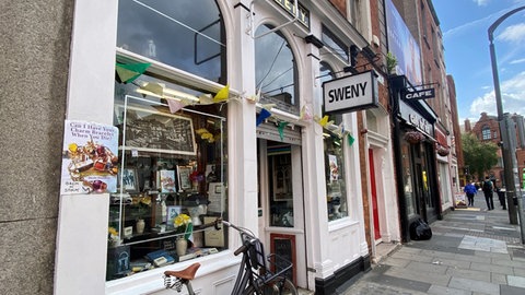 Sweny‘s pharmacy (2) - hier kann man noch heute die Zitronenseife aus James Joyces‘ Ulysses kaufen. Der winzige Buchladen wird heute von ehrenamtlichen Mitarbeiter:innen geführt. Wer Ulysses durchgelesen hat, bekommt einen Stempel.