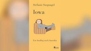 Das Buchcover zeigt eine im Comic-Stil gezeichnete, braunhaarige Frau in einem grauen Jogginganzug auf einem Sessel sitzen, die Füße hochgelegt. In der Hand hält sie eine Fernbedienung. Darüber steht der Buchtitel "Iowa".