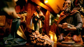 Krippenfiguren: eine geschnitzte Jesusfigur mit Maria, Josef und einer der drei Heiligen Könige. Was darf an Weihnachten nicht fehlen? Natürlich die Weihnachtsgeschichte aus der Bibel. Die lesen wir für euch zu Weihnachten - in einer ganz speziellen SWR1 Version: Das SWR1 Team liest die Dialekt-Version der Weihnachtsgeschichte: auf Monnemerisch, Schwäbisch, Freiburger Alemannisch, Brettemerisch und Oberschwäbisch. 