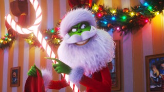 Dr. Seuss, der Autor des Kinderbuchklassikers "The Grinch", hat Wurzeln im Schwarzwald: Sein Großvater kommt aus Tiefenbronn. (Bild aus dem Trickfilm "Der Grinch": eine grüne Zeichentrickfigur in einem Weihnachtsmannkostüm blickt mit bösem Grinsen auf etwas ausserhalb des Bildes. Es scheint, als schmiedet sie einen unguten Plan.)