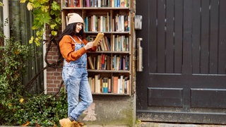 Frau liest Buch