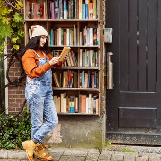 Frau liest Buch