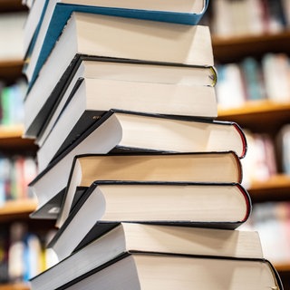 Ein Stapel mit neu erschienenen Büchern liegt in einer Buchhandlung