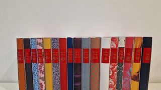 3.	Jeden Monat ein neuer Band: Die bibliophilen Originalausgaben der ANDEREN BIBLIOTHEK, limitiert und nummeriert.