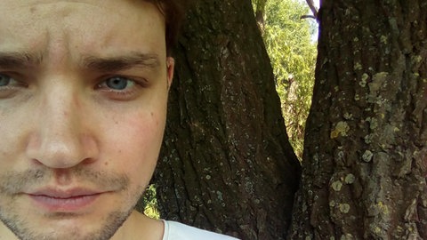 Autor unter Trauerweide, 2018