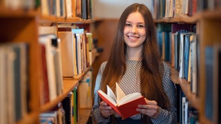 lesenswert Magazin am 27.07.2025, junge Frau mit Buch in den Händen