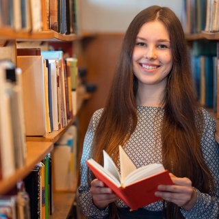 lesenswert Magazin am 27.07.2025, junge Frau mit Buch in den Händen