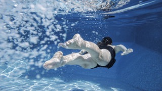 Teaserbild Jessica Anthony, Es geht mir gut, Frau unter Wasser