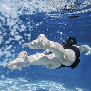 Teaserbild Jessica Anthony, Es geht mir gut, Frau unter Wasser