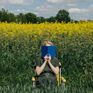 Lesenswert Magazin 03.08.2025, Frau mit Buch in der Natur