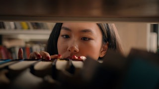 lesenswert Magazin am 17.08.2025 - Junge Frau vor Bücherregal