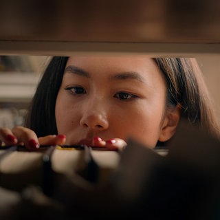 lesenswert Magazin am 17.08.2025 - Junge Frau vor Bücherregal