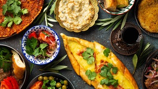 Meze, Kochbuch Kolumne "Alles in die Mitte"