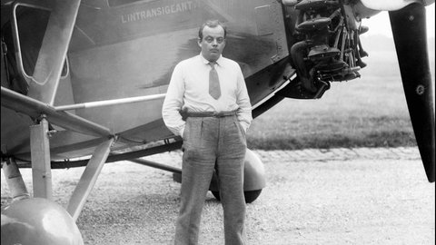 Der französische Autor Antoine de Saint-Exupery, aufgenommen vor seinem Flugzeug.
