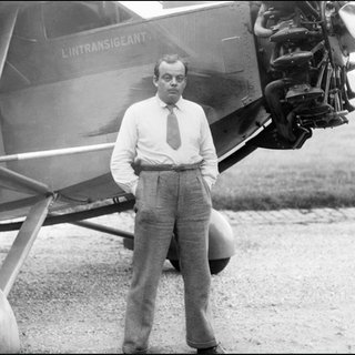 Der französische Autor Antoine de Saint-Exupery, aufgenommen vor seinem Flugzeug.