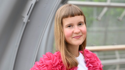 Die Schriftstellerin Caroline Wahl stellt das Buch „22 Bahnen“ auf der Leipziger Buchmesse vor (2023).