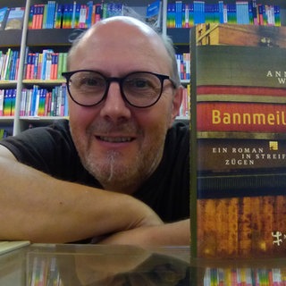 Volker Hager in seinem Karlsruher Reisebuchladen