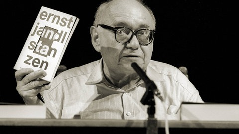 Der österreichische Lyriker Ernst Jandl 1992 bei einer Lesung