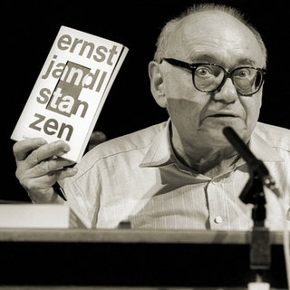 Der österreichische Lyriker Ernst Jandl 1992 bei einer Lesung