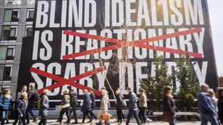 Kunstwerk mit Frantz Fanon Zitat in New York 