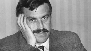 Der Schriftsteller Günter Grass bei der Vorstellung der Erstausgabe der „Blechtrommel“ vor der Presse.