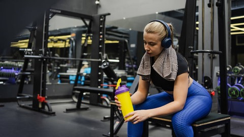 Lesenswert Magazin am 17.08.25 Junge Frau mit Kopfhörern im Fitnessstudio (Beitrag "Verena Keßler - Gym")