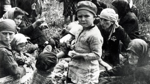 Ungarische Juden werden im Juni 1944 von ungarischen Gendarmen unter deutscher SS-Führung nach Auschwitz-Birkenau deportiert. Über 430.000 Juden aus Ungarn kamen zwischen Mai und Juli 1944 in das Vernichtungslager.