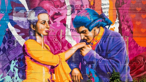 Knallbuntes Graffiti am Lottehaus mit Charlotte Buff und Johann Wolfgang von Goethe, Die Leiden des jungen Werther,