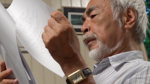 Miyazaki Hayao liest ein Skript.