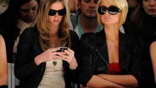 Millionenerbinnen Nicky und Paris Hilton zu Gast bei der Tracy Reese Herbst 2009 Modenschau in New York