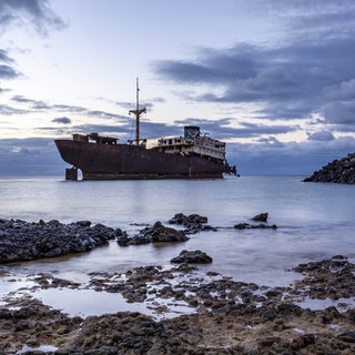 Ein verlassenes Schiffswrack im Meer.