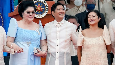 Imelda Marcos (l.) begleitet ihren Sohn Ferdinand Marcos Jr. bei seiner Inauguration zum neuen Präsidenten der Philippinen (2022)