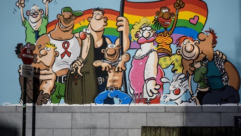 Ein Wandbild von Ralf König in Brüssel zeigt verscheidene Figuren aus seinem Werk, die der LGBTQ*-Szene angehören.