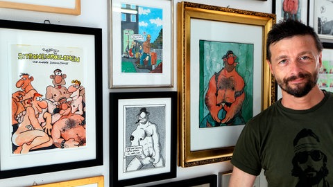 Ralf König bei der Vorbesichtigung einer Ausstellung im Schwulen Museum in Berlin vor seinen Werken (2010)