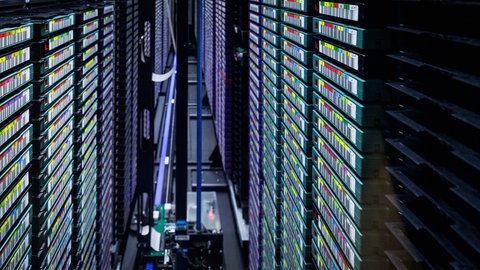 Blick in eine robotisierte Datensicherung im Rechenzentrum des Softwaredienstleisters Datev.