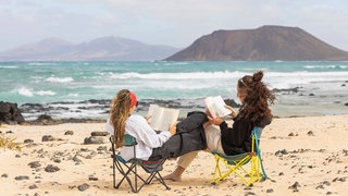 Urlaubszeit ist Lesezeit. Ob am Meer, in den Bergen oder bei Regenwetter, lesen lässt es sich immer gut. 