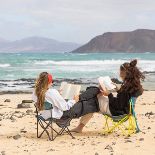 Urlaubszeit ist Lesezeit. Ob am Meer, in den Bergen oder bei Regenwetter, lesen lässt es sich immer gut. 