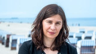 Tanja Maljartschuk, ukrainische Schriftstellerin, steht nach der Verleihung des Usedomer Literaturpreises vor dem Hotel Ahlbecker Hof auf der Seebrücke am Strand.