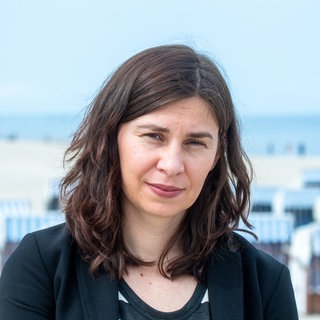 Tanja Maljartschuk, ukrainische Schriftstellerin, steht nach der Verleihung des Usedomer Literaturpreises vor dem Hotel Ahlbecker Hof auf der Seebrücke am Strand.