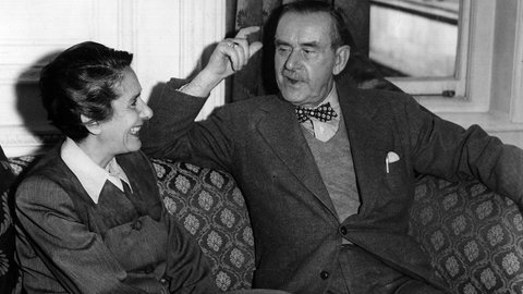 Thomas Mann im Gespräch mit seiner Tochter Erika, im Savoy Hotel in London am 17.05.1947
