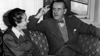 Thomas Mann im Gespräch mit seiner Tochter Erika, im Savoy Hotel in London am 17.05.1947