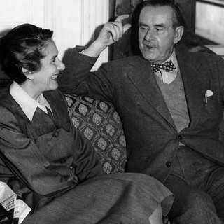 Thomas Mann im Gespräch mit seiner Tochter Erika, im Savoy Hotel in London am 17.05.1947