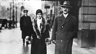 Thomas u. Katja Mann in Berlin 1929 Mann, Thomas Schriftsteller, 1875-1955. - Thomas Mann in Berlin auf der Durch- reise nach Stockholm zur Verleihung des Literatur-Nobelpreises 1929: mit Ehefrau Katja vor dem Hotel Adlon. - Foto.