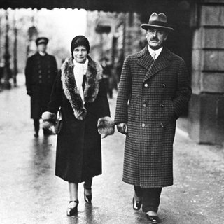 Thomas u. Katja Mann in Berlin 1929 Mann, Thomas Schriftsteller, 1875-1955. - Thomas Mann in Berlin auf der Durch- reise nach Stockholm zur Verleihung des Literatur-Nobelpreises 1929: mit Ehefrau Katja vor dem Hotel Adlon. - Foto.