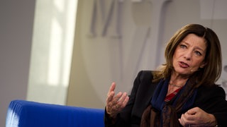 Ursula Krechel sitzt auf blauem Sofa