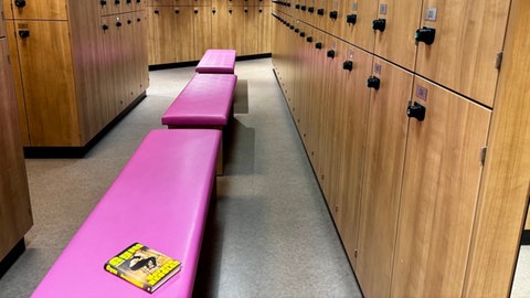 Verena Kesslers Buch "Gym" in Umkleide 