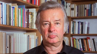 Der Lyriker Walter Helmut Fritz (1929 - 2010) in seiner Wohnung in Karlsruhe.