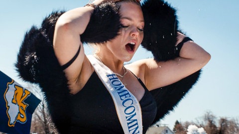 Frau mit tränenverschmierten Augen schlägt Hände über Kopf zusammen, Szene aus dem Film Mean Girls (2024)