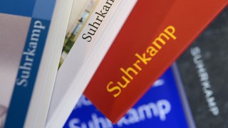 Bücher des Suhrkamp-Verlags liegen in einer Buchhandlung.