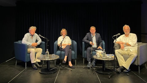 Eberhard Falcke, Kirsten Voigt, Carsten Otte und Hubert Winkels in der Kakadu Bar des Staatstheaters in Mainz